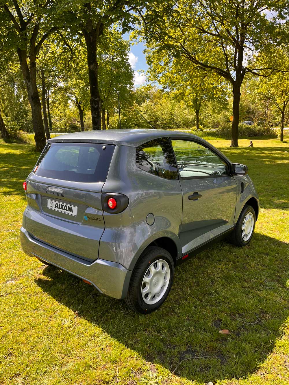 De AIXAM eMinauto 14 e min auto achterkant dichterbij
