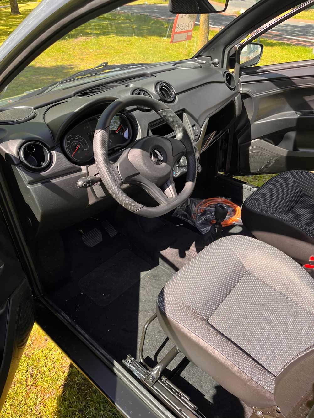 De AIXAM eMinauto 10 e min auto ruimte interieur stuurwiel